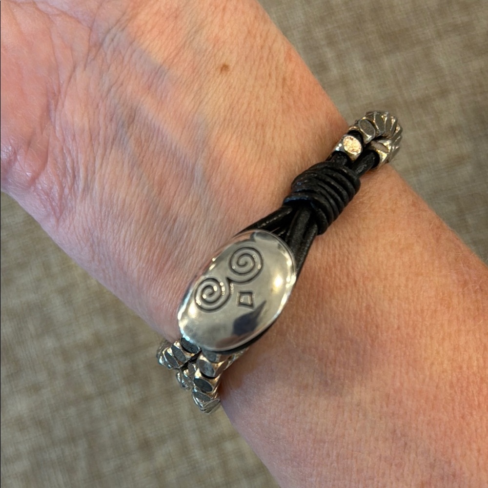 Elegant Silver and Pearl Beaded Bracelet - Picture 2 of 5